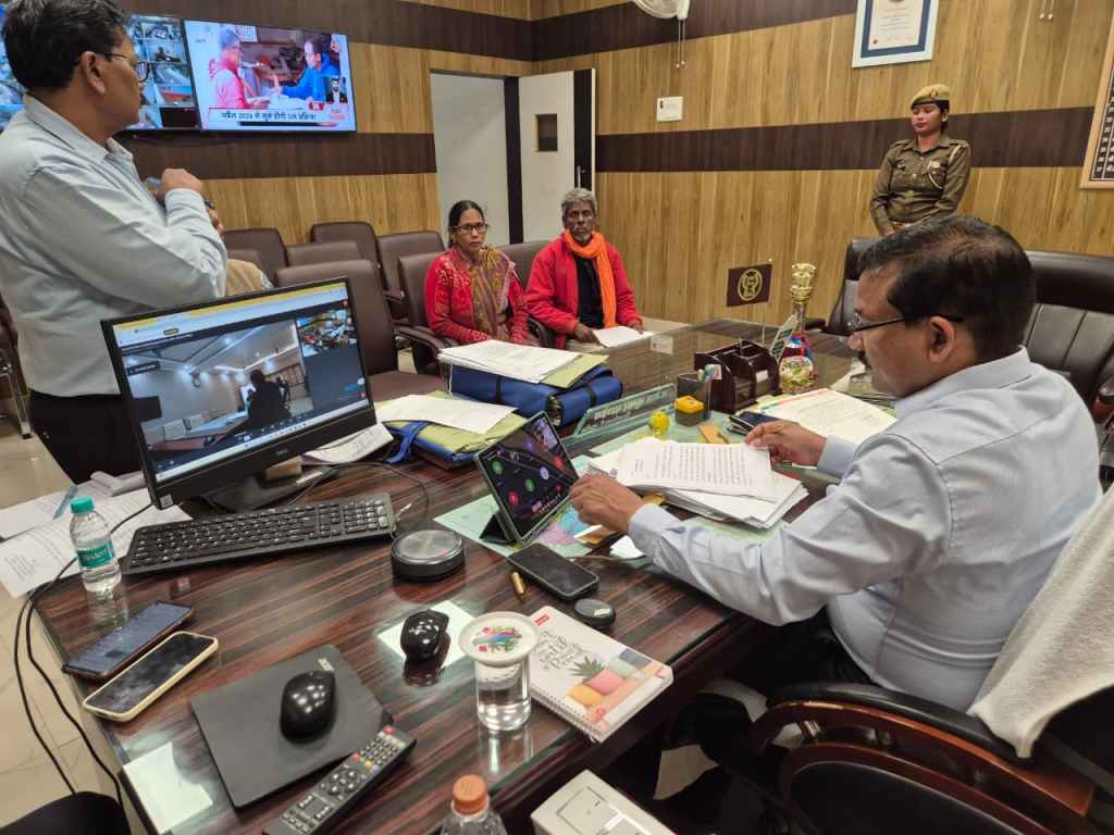 उरई में डीएम ने सुनी जनता की पीड़ा, फोन कर लिया समाधान का&nbsp;फीडबैक