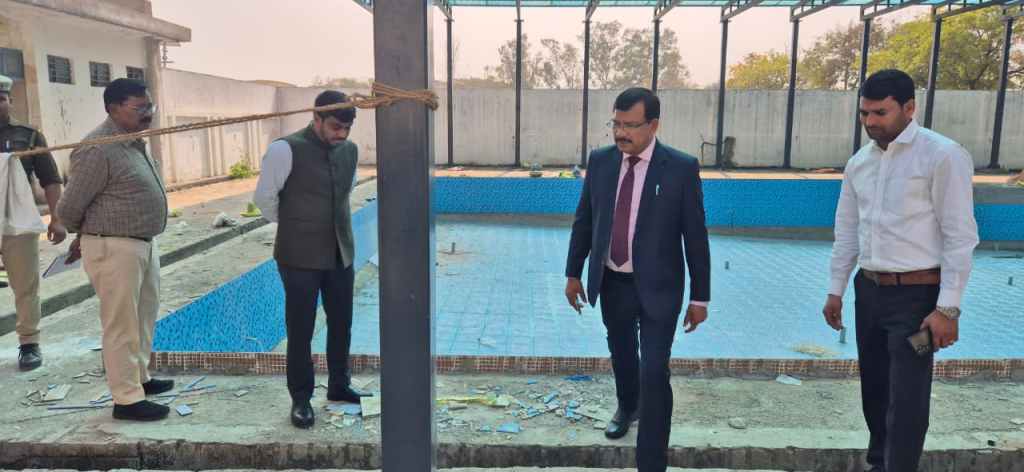 इंदिरा स्टेडियम तरणताल के सौंदर्यीकरण कार्य अंतिम चरण में, डीएम ने किया&nbsp;निरीक्षण