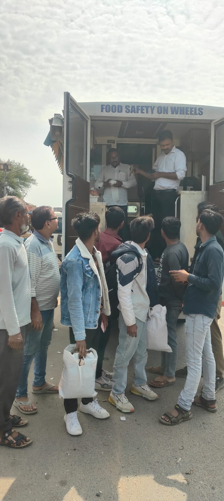 होली से पहले खाद्य सुरक्षा विभाग की सख्ती, गुड़ व दूध के नमूने लिए गए