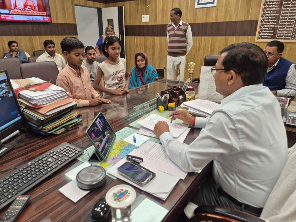 दूरस्थ जनसुनवाई में डीएम ने सुनीं समस्याएं, दिव्यांग महिला के बच्चों को आरटीई के तहत दिलाया जाएगा प्रवेश