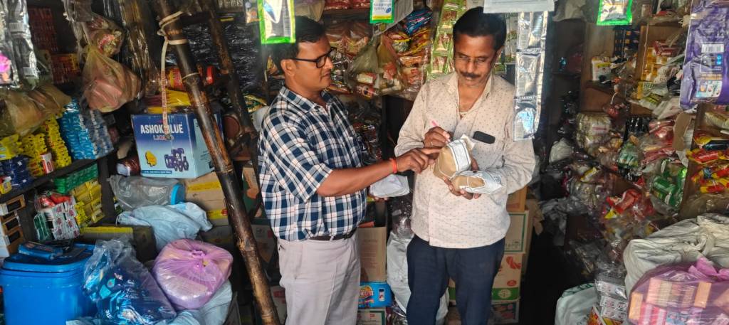 होली से पहले खाद्य विभाग सख्त, उरई के कालपी बाजार में लिए गए नमूने