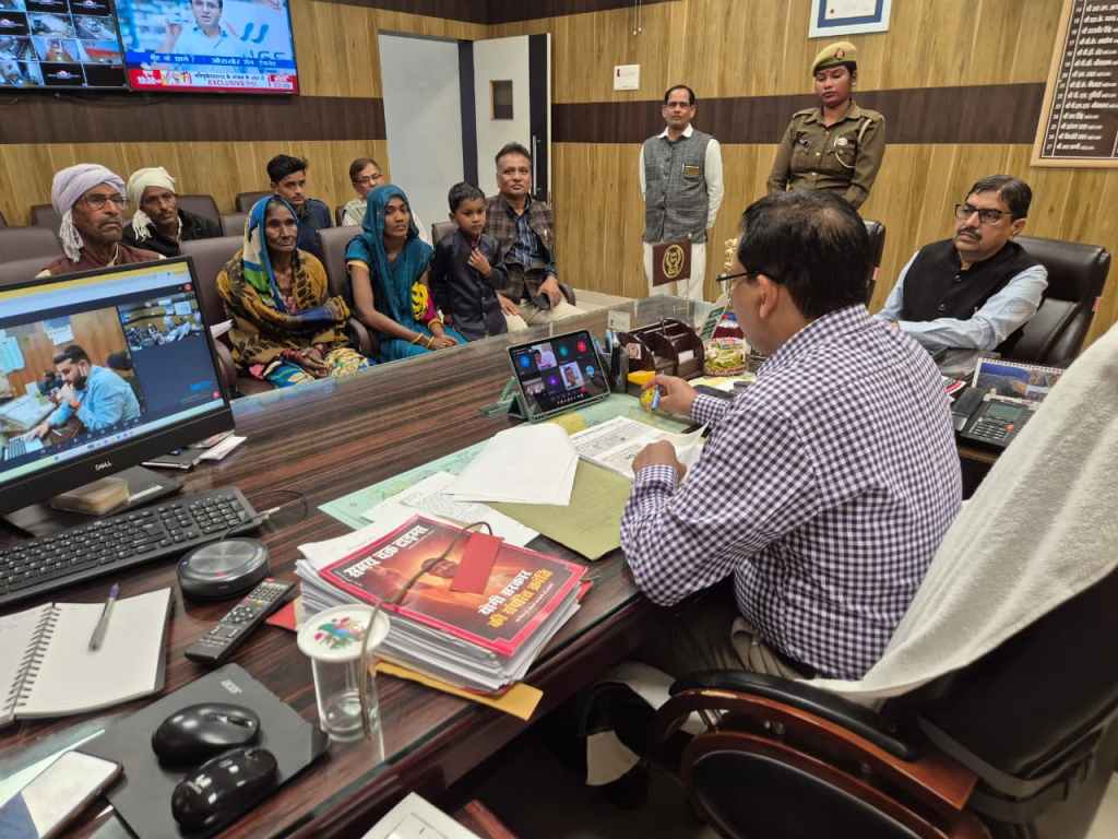 डीएम की जनसुनवाई: बुजुर्ग महिला को मिला आयुष्मान कार्ड, जरूरतमंदों को राहत के निर्देश