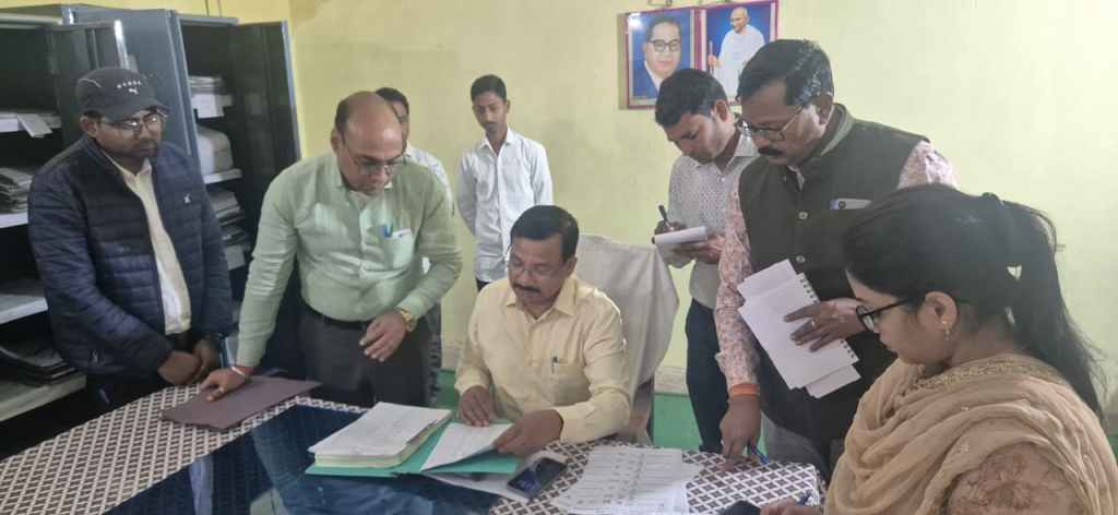 फाइलों से लेकर सड़क तक डीएम का एक्शन, अफसरों में&nbsp;खलबली