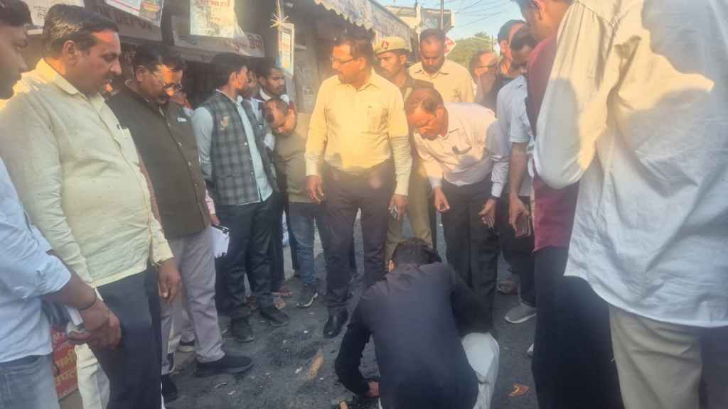 घटिया निर्माण पर डीएम सख्त, मानक के विपरीत सड़क निर्माण दोबारा कराने के&nbsp;निर्देश