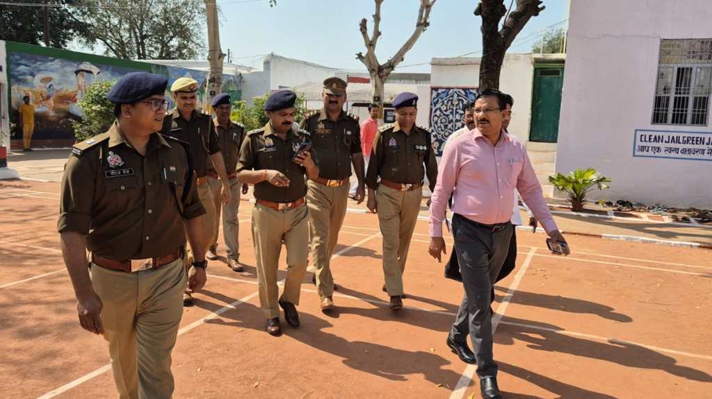 जिला कारागार का डीएम व एसपी ने किया औचक निरीक्षण, सुरक्षा व व्यवस्थाओं का लिया जायजा