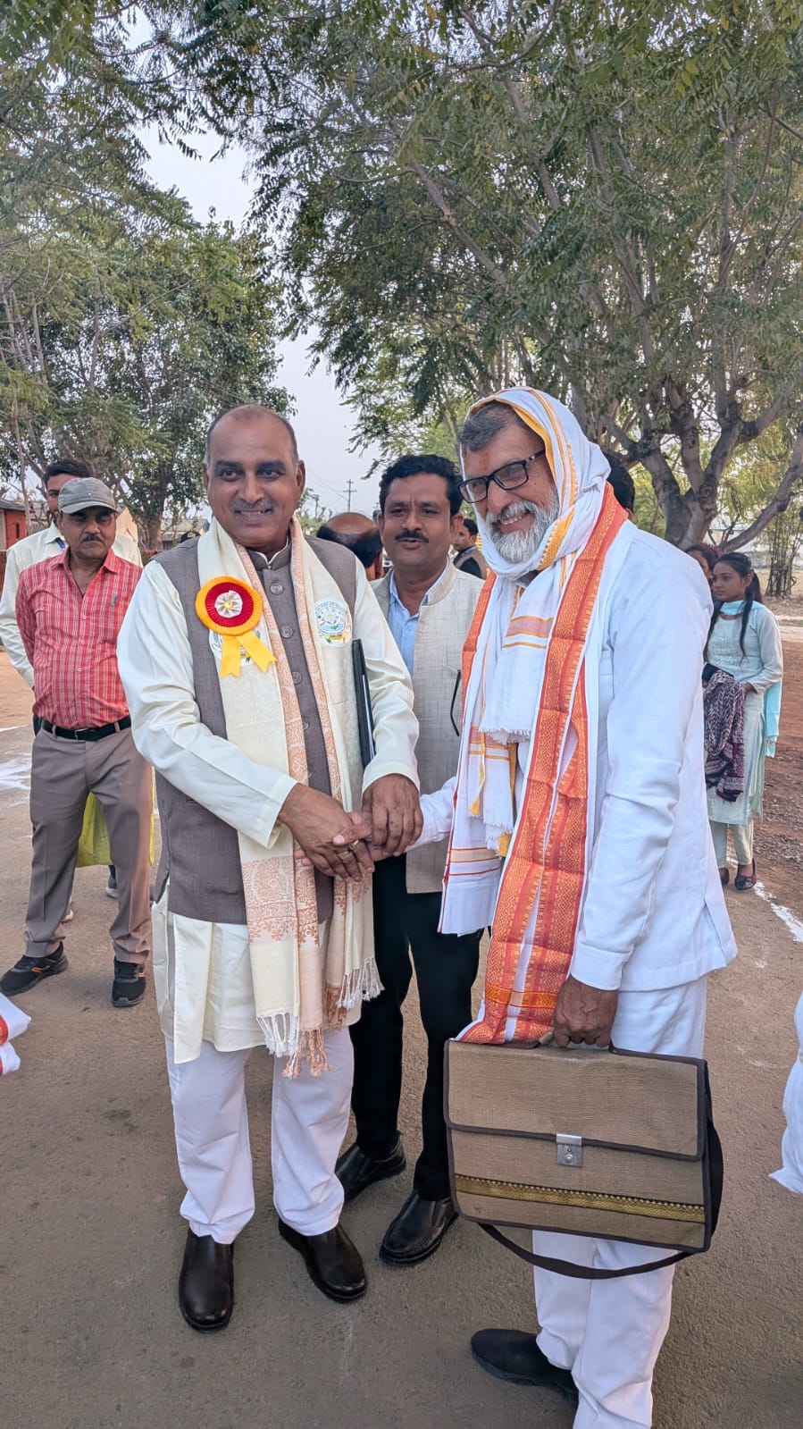 दीक्षांत के बाद किसानों से रूबरू हुए शिवराज चौहान