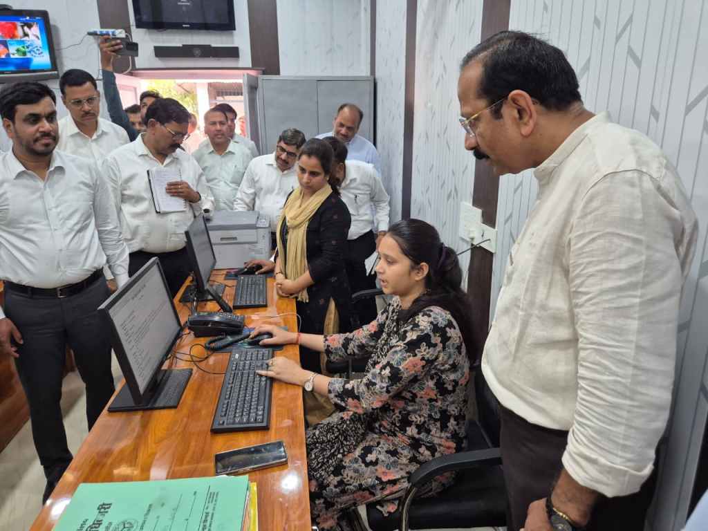 कलेक्ट्रेट कार्यालयों की कार्यप्रणाली की समीक्षा, अभिलेख व्यवस्था की&nbsp;सराहना