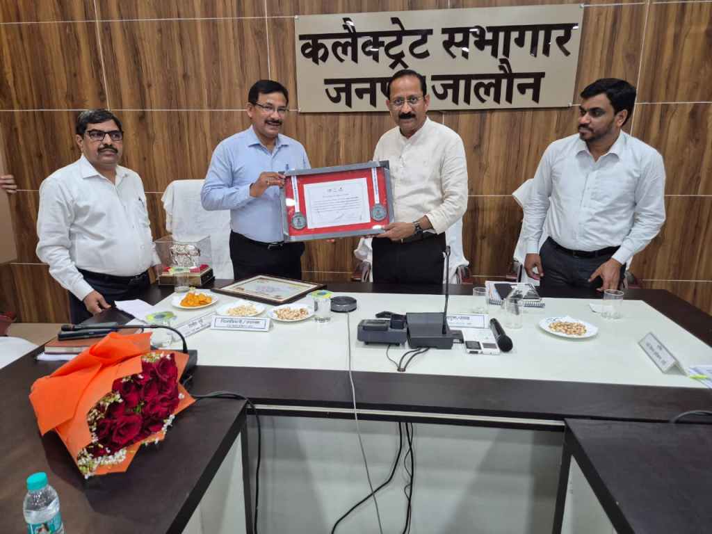 गौशाला पहुंचे मंडलायुक्त-डीएम, गौवंशों को खिलाया&nbsp;गुड़-चना