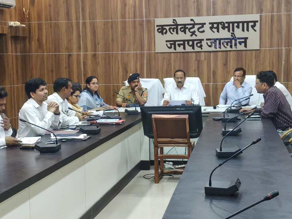 मतदाता सूची पुनरीक्षण की मण्डलायुक्त ने की समीक्षा, फार्म-6, 7 व 8 की सुपर&nbsp;चेकिंग