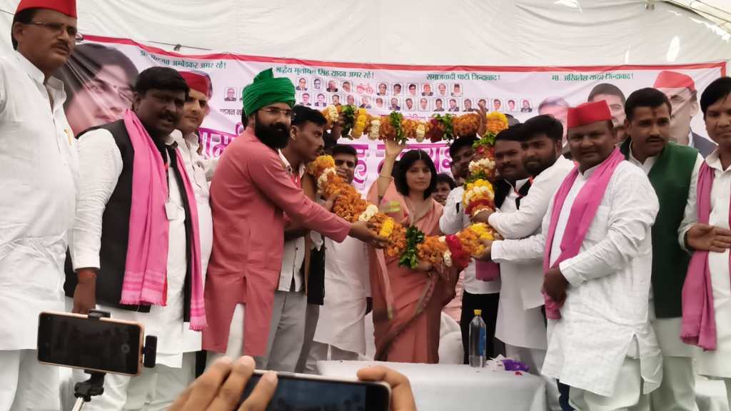 सामूहिक विवाह के मंच से महेंद्र कठेरिया का शक्ति प्रदर्शन, डिम्पल यादव ने सरकार को&nbsp;घेरा