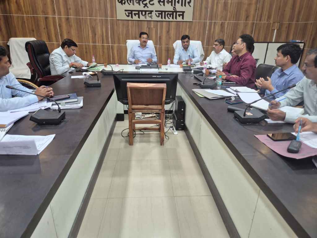 हीटवेव से निपटने के लिए जिला प्रशासन सतर्क, डीएम ने तैयारियों की समीक्षा की