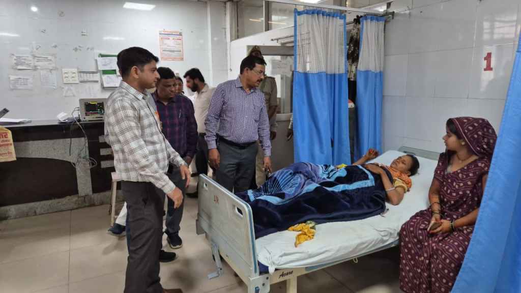 डीएम ने जिला अस्पताल (महिला) व मेडिकल कॉलेज का औचक निरीक्षण&nbsp;किया