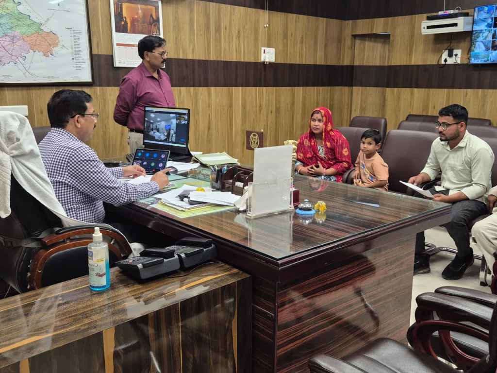 डीएम की जनसुनवाई में भावुक दृश्य: ‘मैं पढ़-लिखकर पुलिस अधिकारी बनना चाहता&nbsp;हूं’