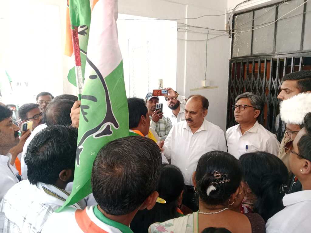 ब्लॉक कार्यालय निरीक्षण में नदारद मिले आवास बाबू, सीडीओ ने रोका एक दिन का&nbsp;वेतन