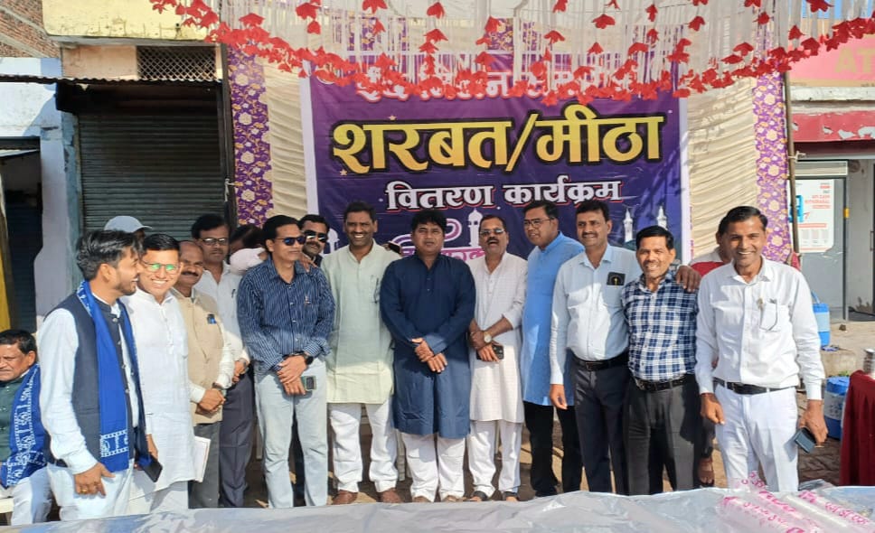 ईद पर सेवा और सद्भाव का संदेश, समिति ने लगाया शरबत वितरण कैंप