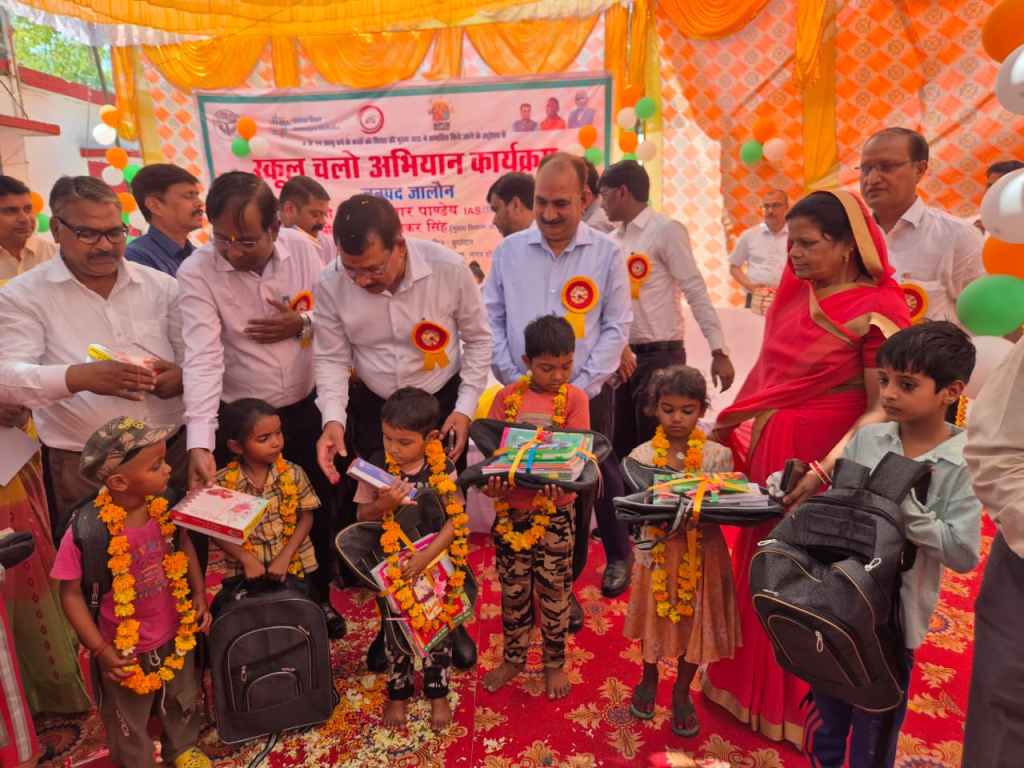 स्कूल चलो अभियान’ का शुभारंभ, डीएम ने खुद कराया बच्चे का&nbsp;नामांकन