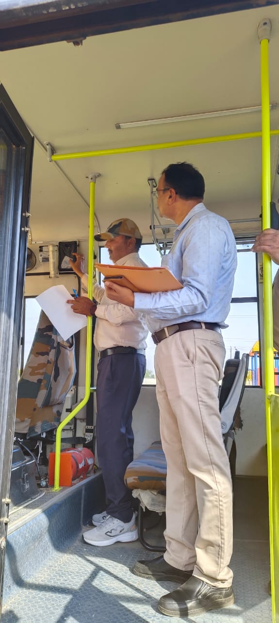 उरई टाउनहॉल पुस्तकालय में पुस्तक दान की प्रेरक पहल, एआरटीओ ने पिता के जन्मदिन पर दी&nbsp;सौगात