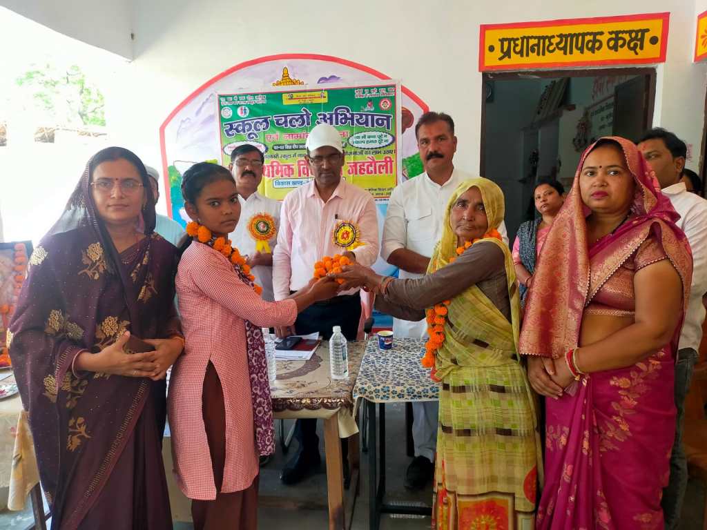 जहटौली में नामांकन मेला व ‘स्कूल चलो अभियान’ रैली, बच्चों को किया&nbsp;सम्मानित