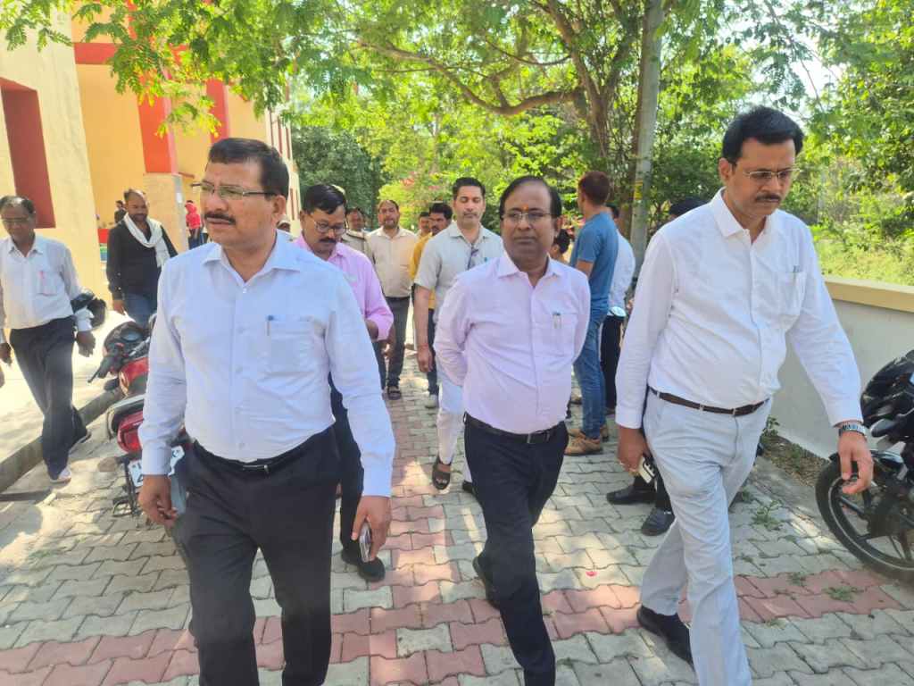 उरई में केंद्रीय विद्यालय शुरू, प्रवेश के लिए उमड़े&nbsp;अभिभावक