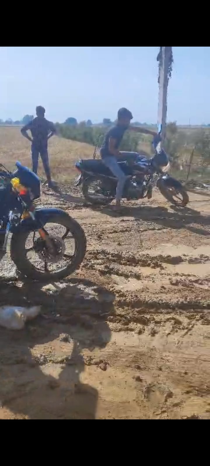 बालू खनन ने बिगाड़ी सड़क: जखा–जीतामऊ मार्ग पर कीचड़ से आवागमन&nbsp;ठप