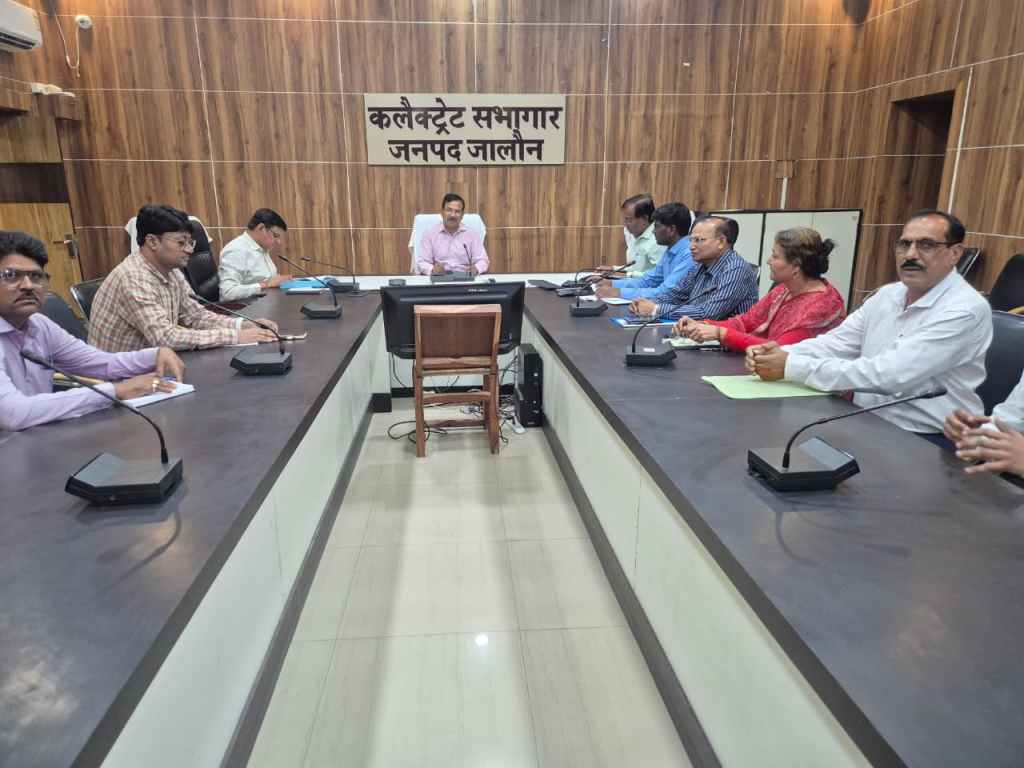 फीस बढ़ोतरी पर डीएम का सख्त आदेश: वसूली रकम लौटाएं या करें&nbsp;समायोजन