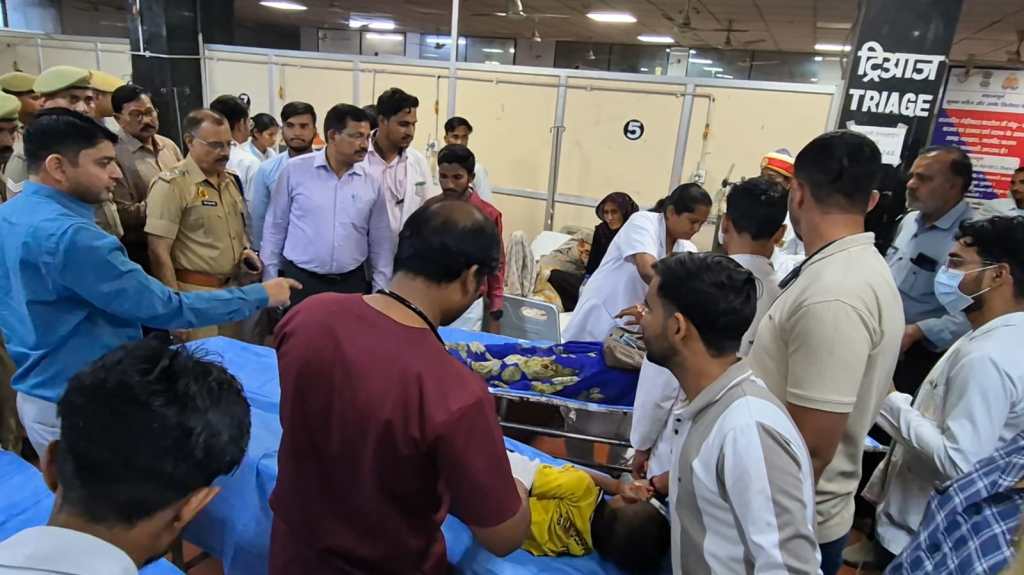 “दर्द के बीच उम्मीद बनकर पहुंचे डीएम-एसपी: बोले—हर जीवन अनमोल, इलाज में नहीं होगी कोई&nbsp;कमी”