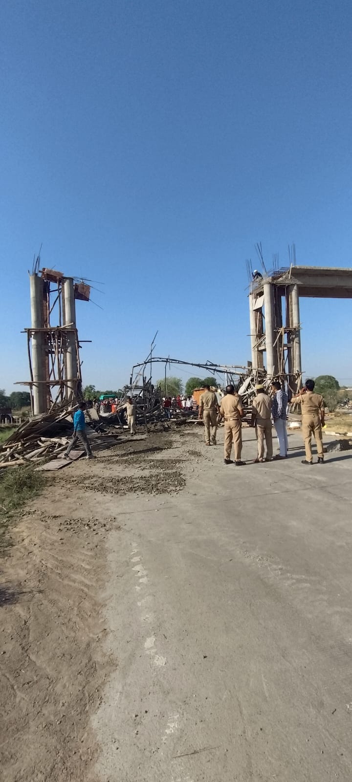 सनगढ़ में निर्माणाधीन प्रवेश द्वार गिरा, पांच मजदूर गंभीर घायल