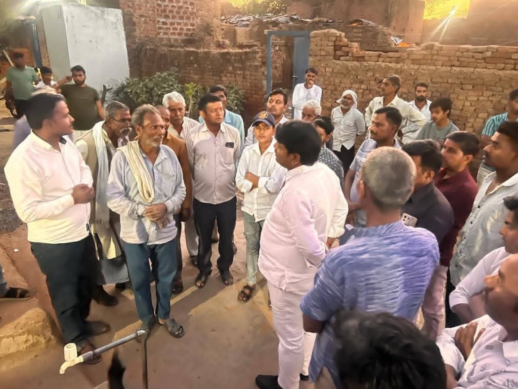 ओलावृष्टि पीड़ितों के बीच पहुंचकर ब्लॉक प्रमुख ने मनाया जन्मदिन”