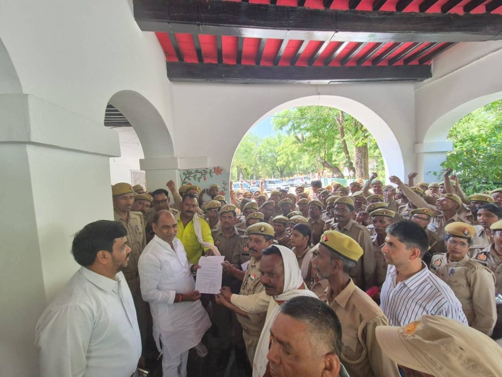 उरई में पीआरडी जवानों ने समान वेतन सहित विभिन्न मांगों को लेकर विधायक को सौंपा&nbsp;ज्ञापन