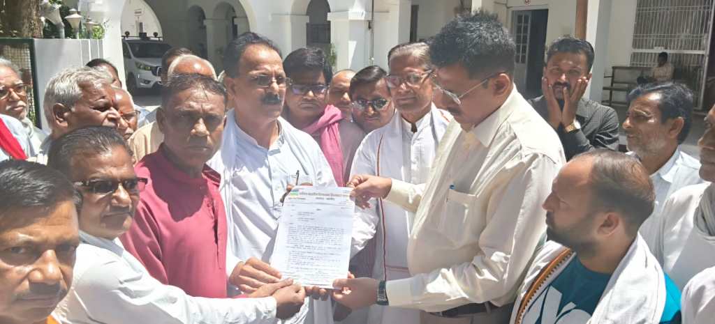 गाजीपुर की घटना पर उबाल: विश्वकर्मा समाज का प्रदर्शन, राज्यपाल के नाम सौंपा&nbsp;ज्ञापन