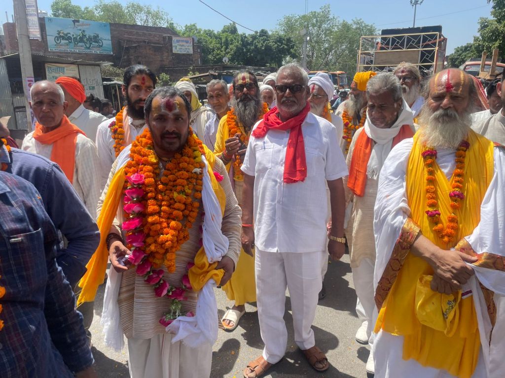 विश्व शांति के संदेश के साथ निकली चारधाम पदयात्रा, कुठौंदा में संतों का आशीर्वाद और भव्य&nbsp;विदाई