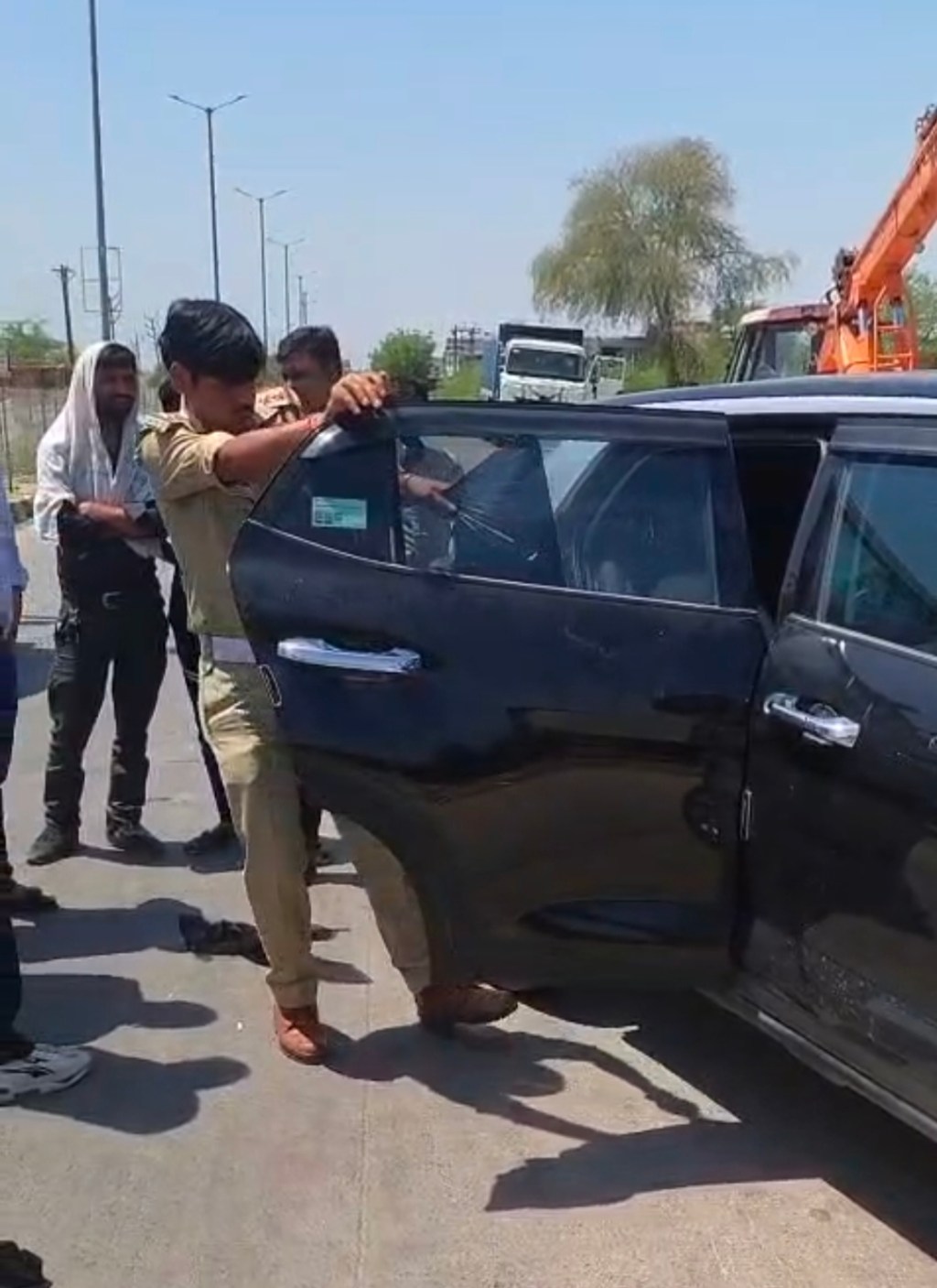 इकलासपुरा चौराहे पर सघन चेकिंग: अवैध सवारी ढोने वाली कार सीज, नियम तोड़ने वालों पर&nbsp;कार्रवाई