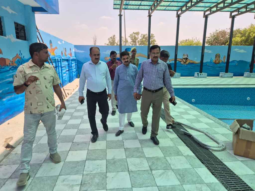 सीएमओ कार्यालय भवन निर्माण में तेजी लाने के निर्देश, डीएम ने किया स्थलीय&nbsp;निरीक्षण