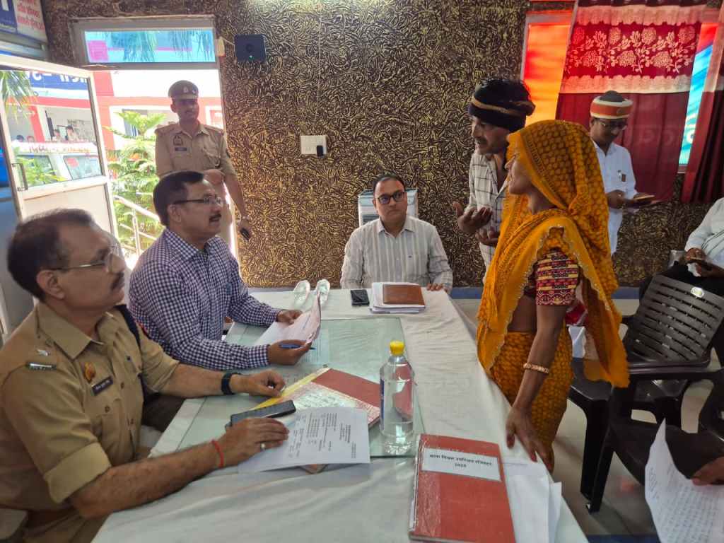 समाधान दिवस में डीएम-एसपी ने सुनी जनता की फरियाद, त्वरित निस्तारण के दिए&nbsp;निर्देश
