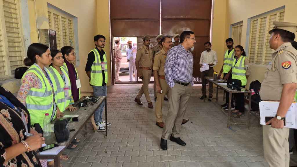 परीक्षा केंद्रों पर डीएम-एसपी का औचक निरीक्षण, कड़ी निगरानी और व्यवस्थाओं पर विशेष&nbsp;जोर