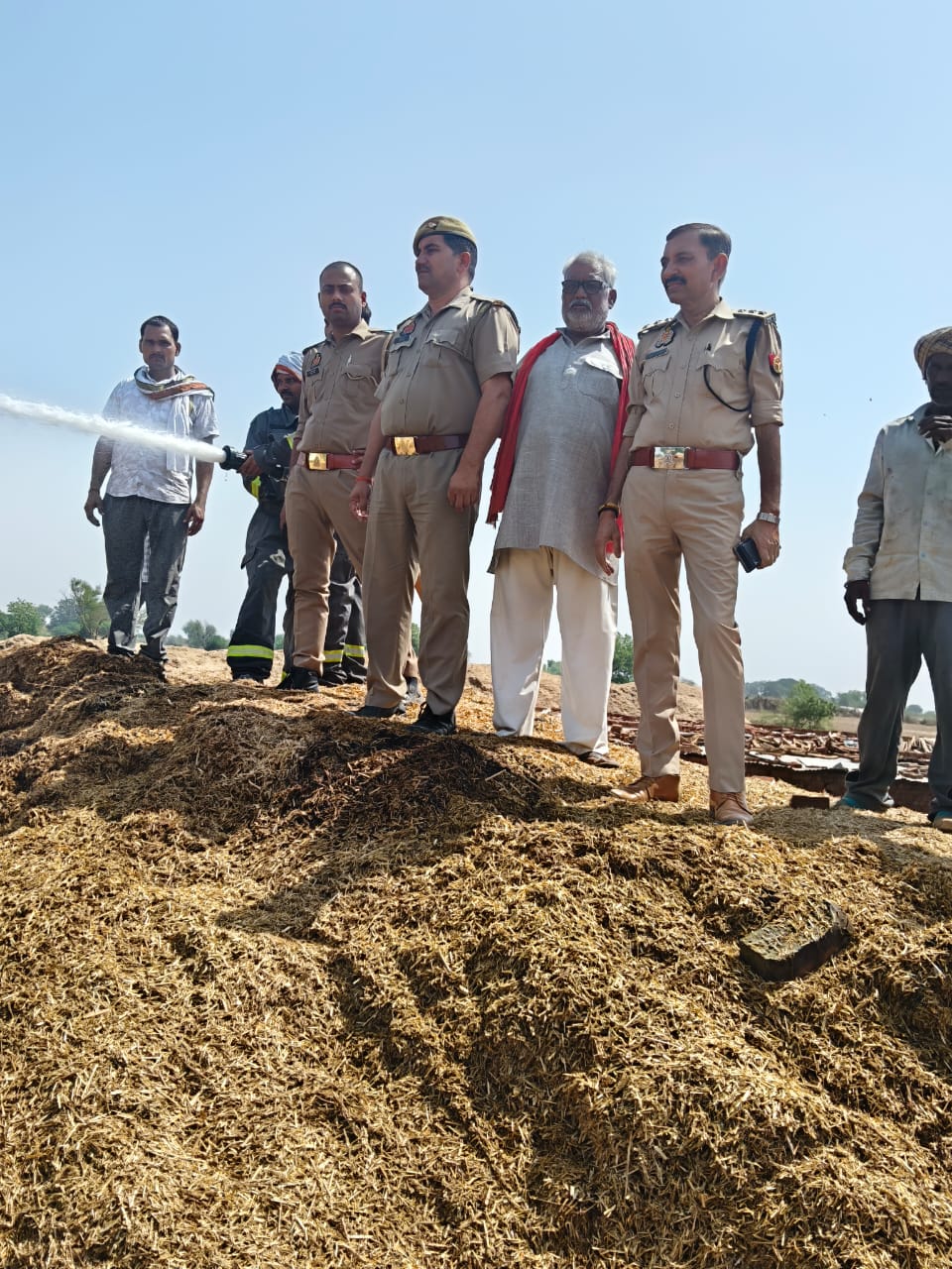 रेंढर में भीषण आग: 30 ट्रक भूसा जलकर राख, लाखों का&nbsp;नुकसान