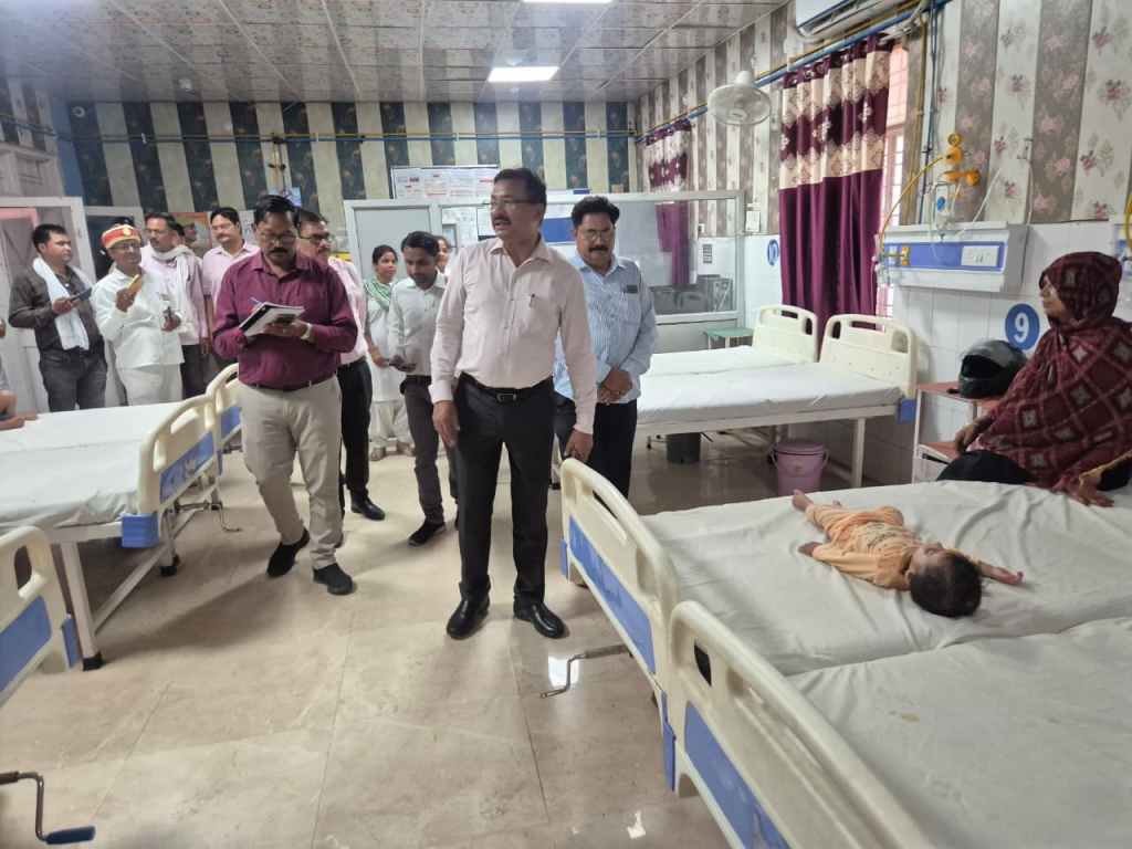 जिला अस्पताल में डीएम का औचक निरीक्षण, लापरवाही पर सख्ती—व्यवस्थाओं में सुधार के दिए&nbsp;निर्देश
