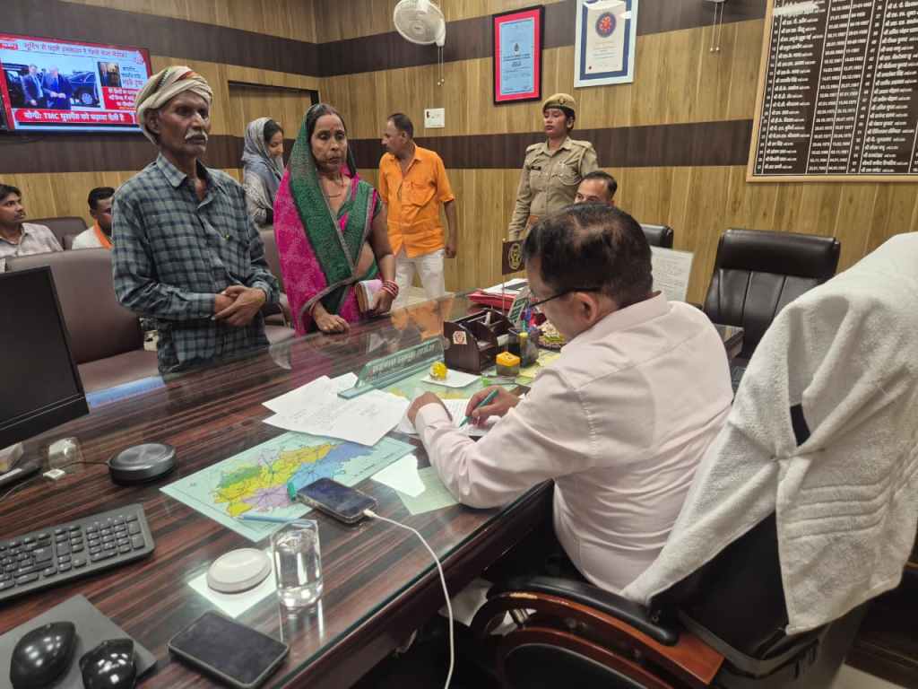 जनसुनवाई में डीएम ने सुनी फरियादियों की समस्याएं, कई मामलों का मौके पर हुआ&nbsp;निस्तारण