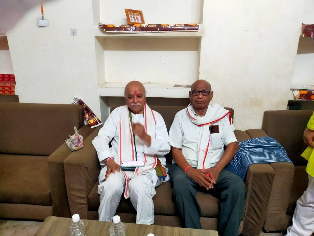 दमरास पहुंचे डॉ. प्रवीण तोगड़िया, हिंदू हितों को लेकर फिर सक्रिय होने के&nbsp;संकेत