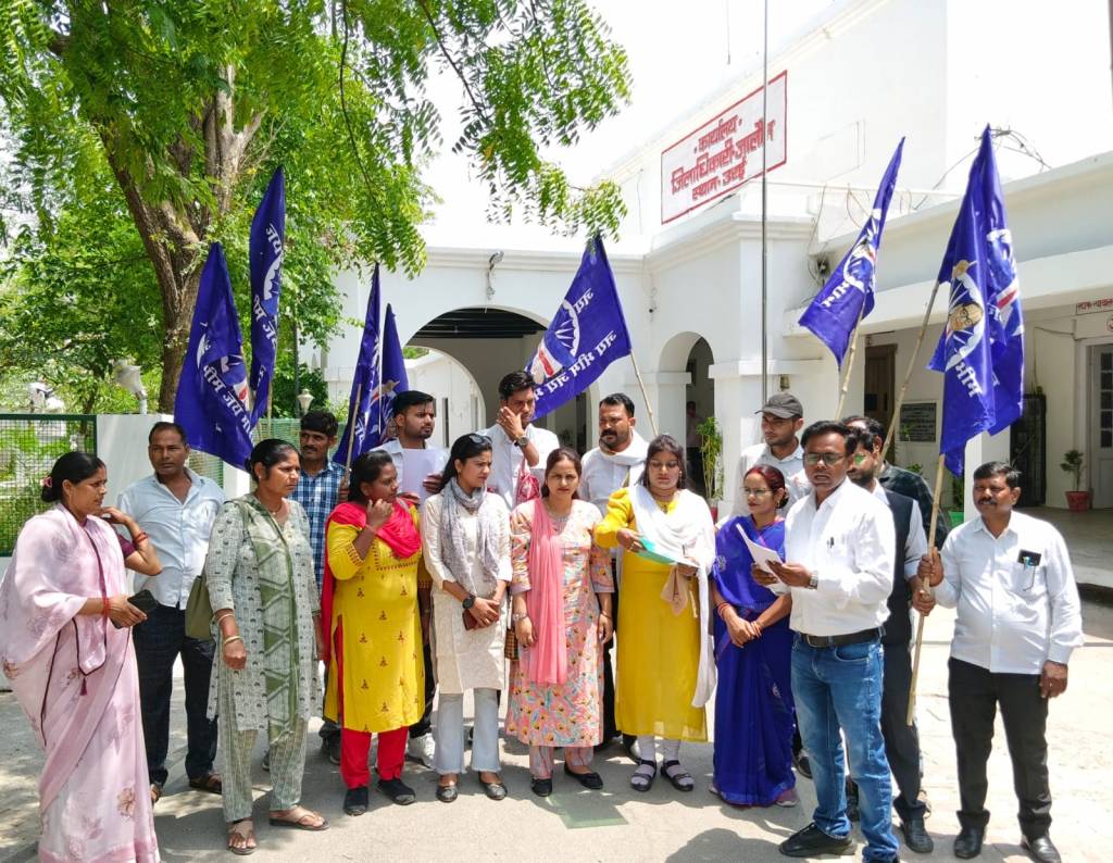 अंबेडकर माह के समापन पर दलित संगठनों ने सौंपा ज्ञापन, मूर्तियों के सुंदरीकरण की उठाई&nbsp;मांग