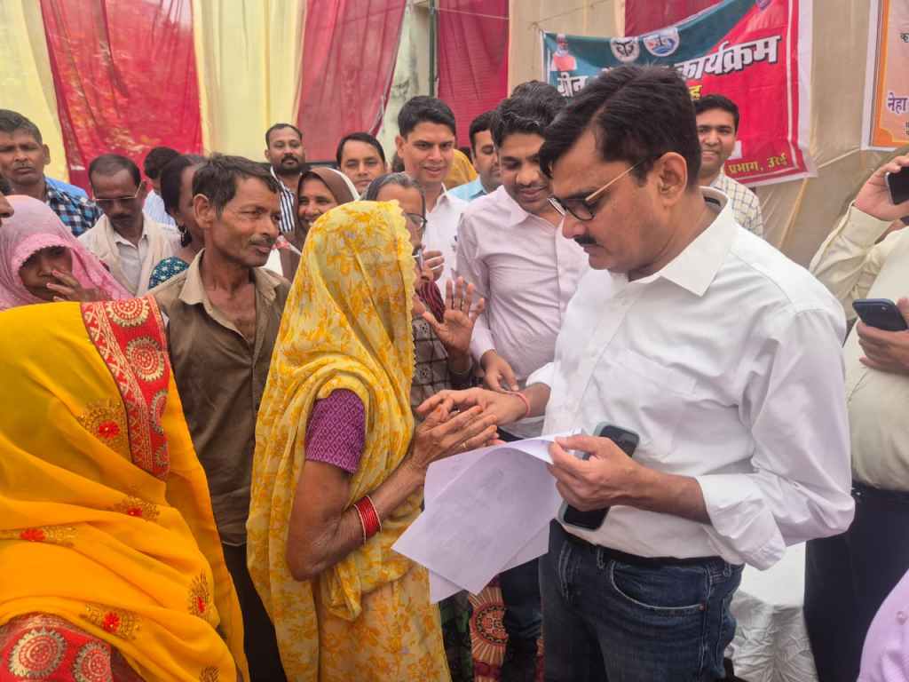 जन चौपाल में नोडल अधिकारी ने परखी योजनाओं की हकीकत, ग्रामीणों से किया सीधा&nbsp;संवाद