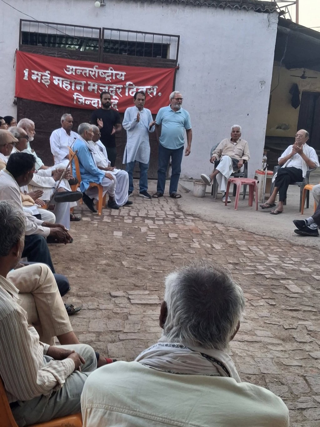 जब तक रोटी के प्रश्नों पर रखा रहेगा भारी पत्थर…” : मई दिवस संगोष्ठी में गूंजे संघर्ष और श्रम के&nbsp;स्वर