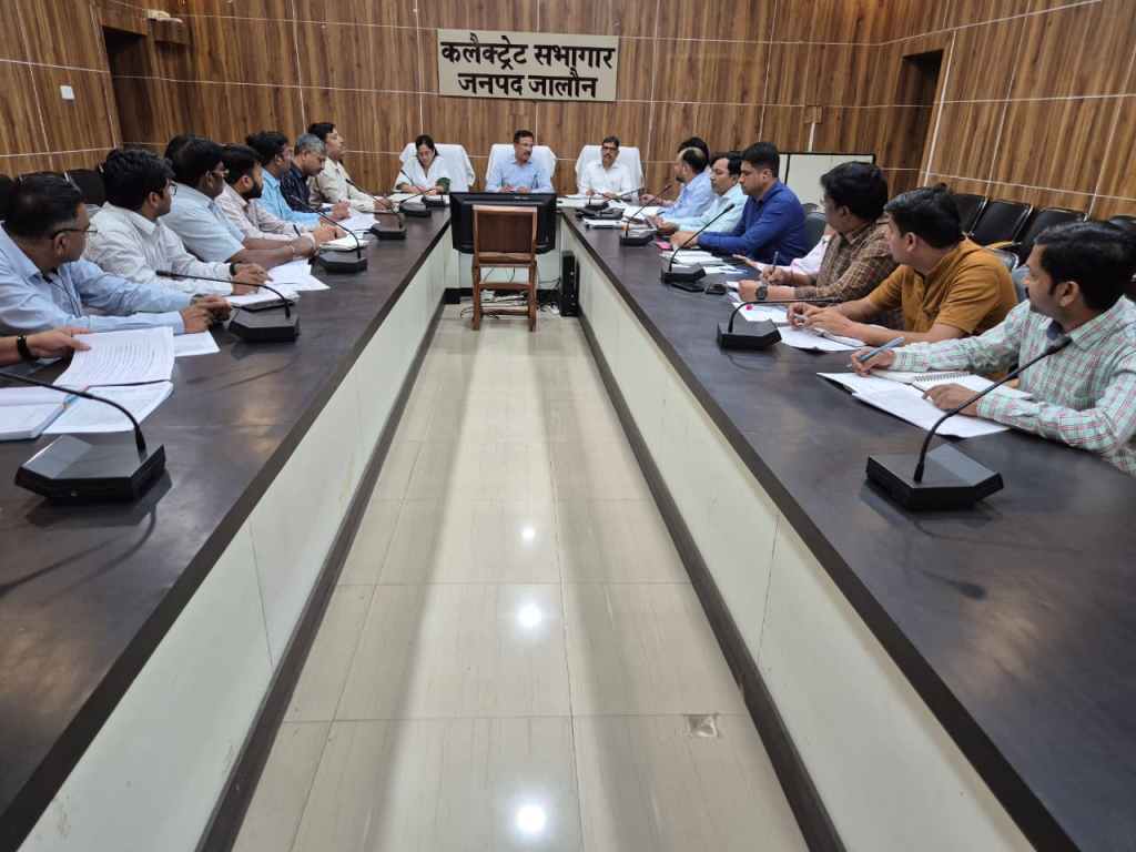जल जीवन मिशन की सुस्ती पर डीएम सख्त, अधूरे रोड रेस्टोरेशन और जलापूर्ति पर जताई&nbsp;नाराजगी