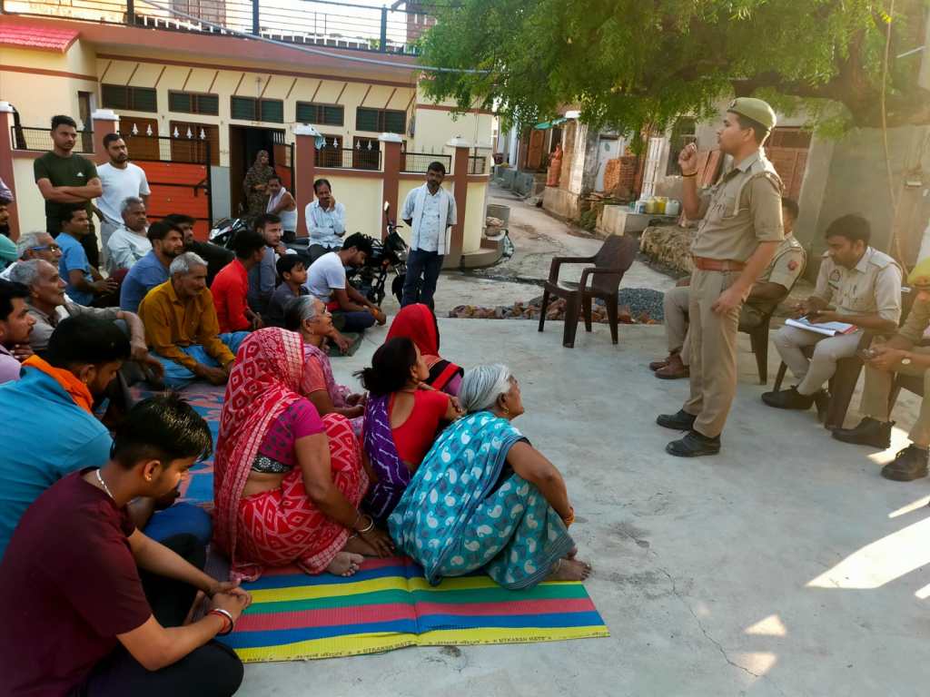 जहटौली गांव में महिलाओं को साइबर ठगी और नए कानूनों के प्रति किया&nbsp;जागरूक