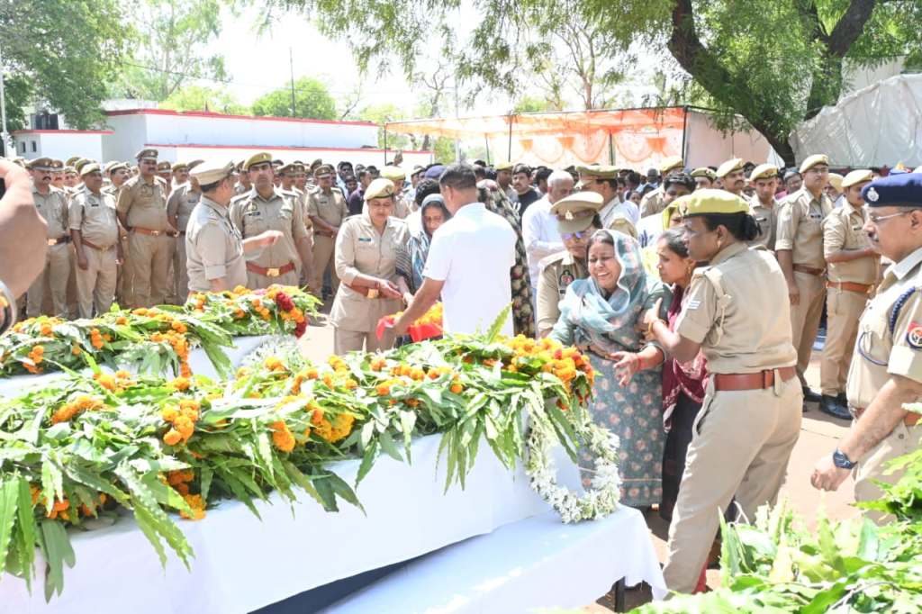 नूंह सड़क हादसे में जालौन के चार पुलिसकर्मियों का निधन, पुलिस लाइन में नम आंखों से दी गई अंतिम&nbsp;विदाई