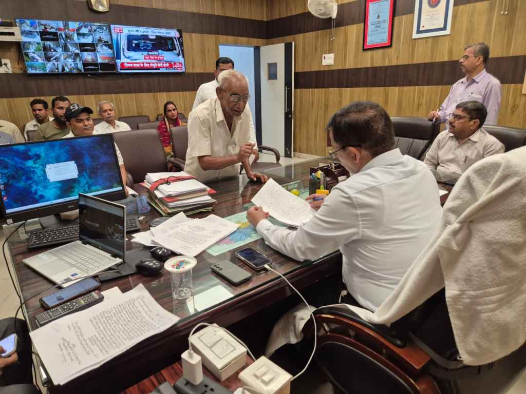जनसुनवाई में डीएम ने सुनीं फरियादियों की समस्याएं, त्वरित निस्तारण के दिए&nbsp;निर्देश