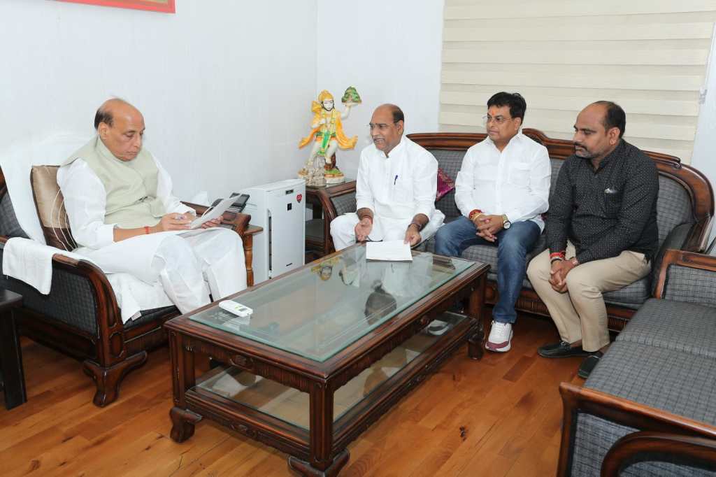 उरई में ईसीएचएस पॉलीक्लिनिक और सैन्य सुविधाओं को लेकर विधायक गौरी शंकर वर्मा ने रक्षा मंत्री से की&nbsp;मुलाकात