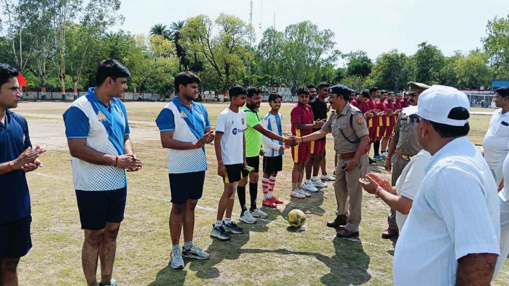 29वीं अंतरजनपदीय जोनल पुलिस फुटबॉल प्रतियोगिता का शुभारंभ, झांसी व फतेहगढ़ ने दर्ज की शानदार&nbsp;जीत