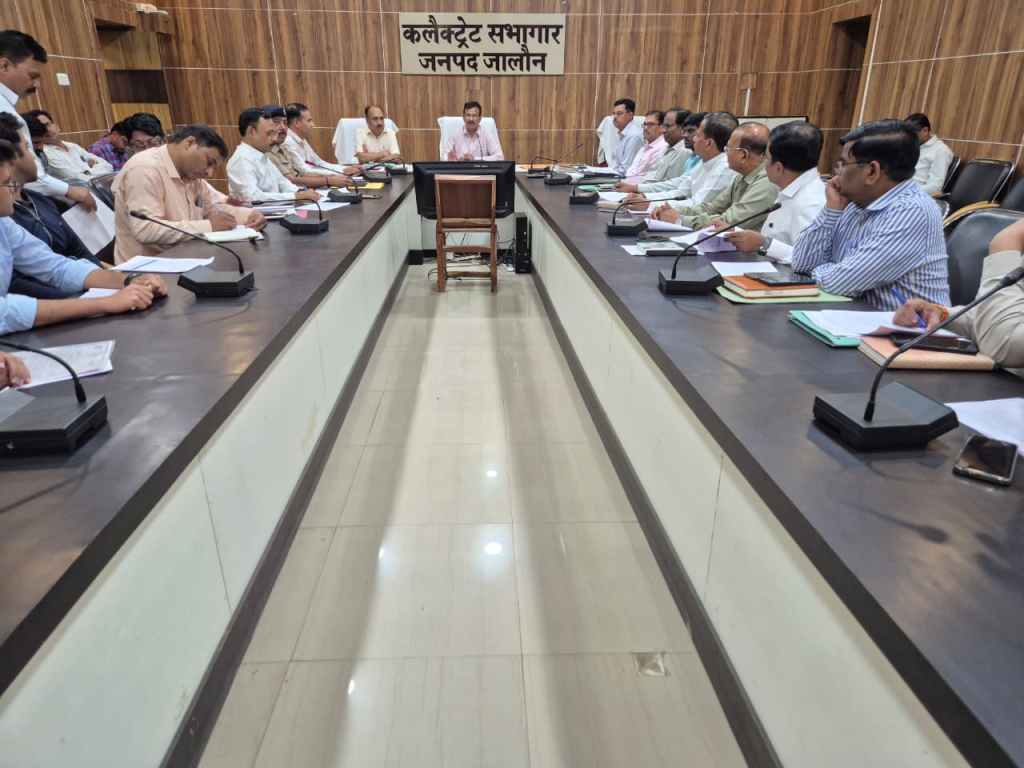 सड़क हादसों पर सख्त हुए डीएम, टोल प्लाजा से लेकर स्कूलों तक चलेंगे सुरक्षा&nbsp;अभियान