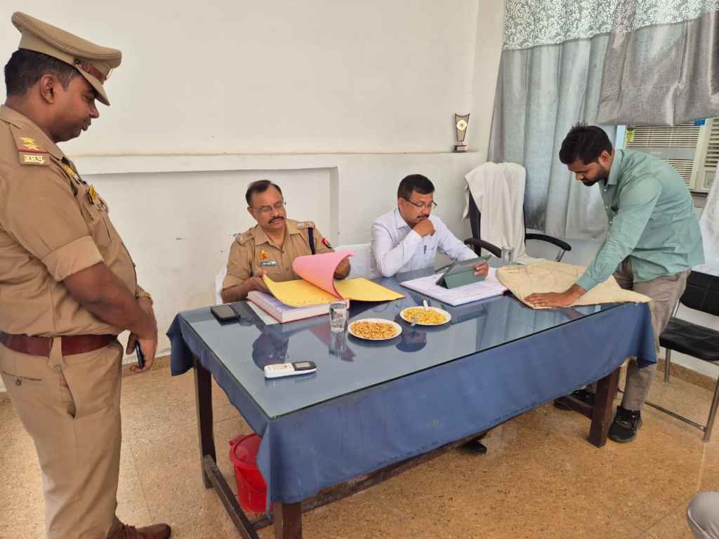 थाना समाधान दिवस में डीएम-एसपी ने सुनी फरियाद, मौके पर हुआ शिकायतों का&nbsp;निस्तारण